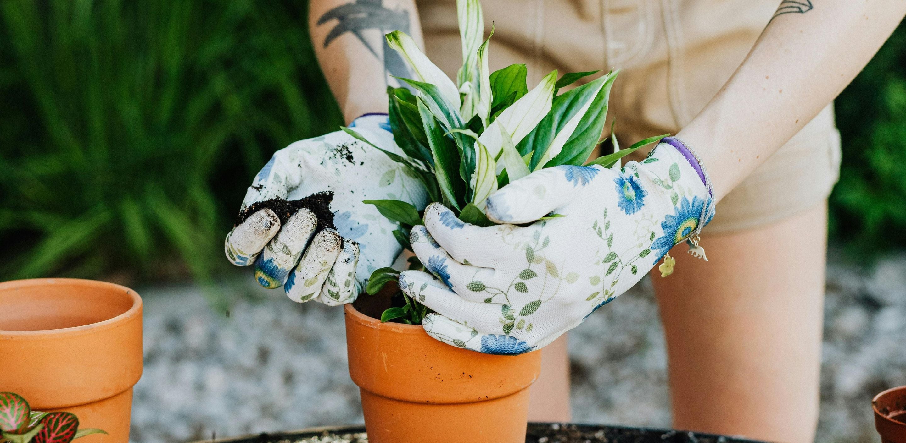 Planting using floral print Gardening Gloves